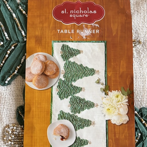 Holiday table runner. - Picture 2 of 7